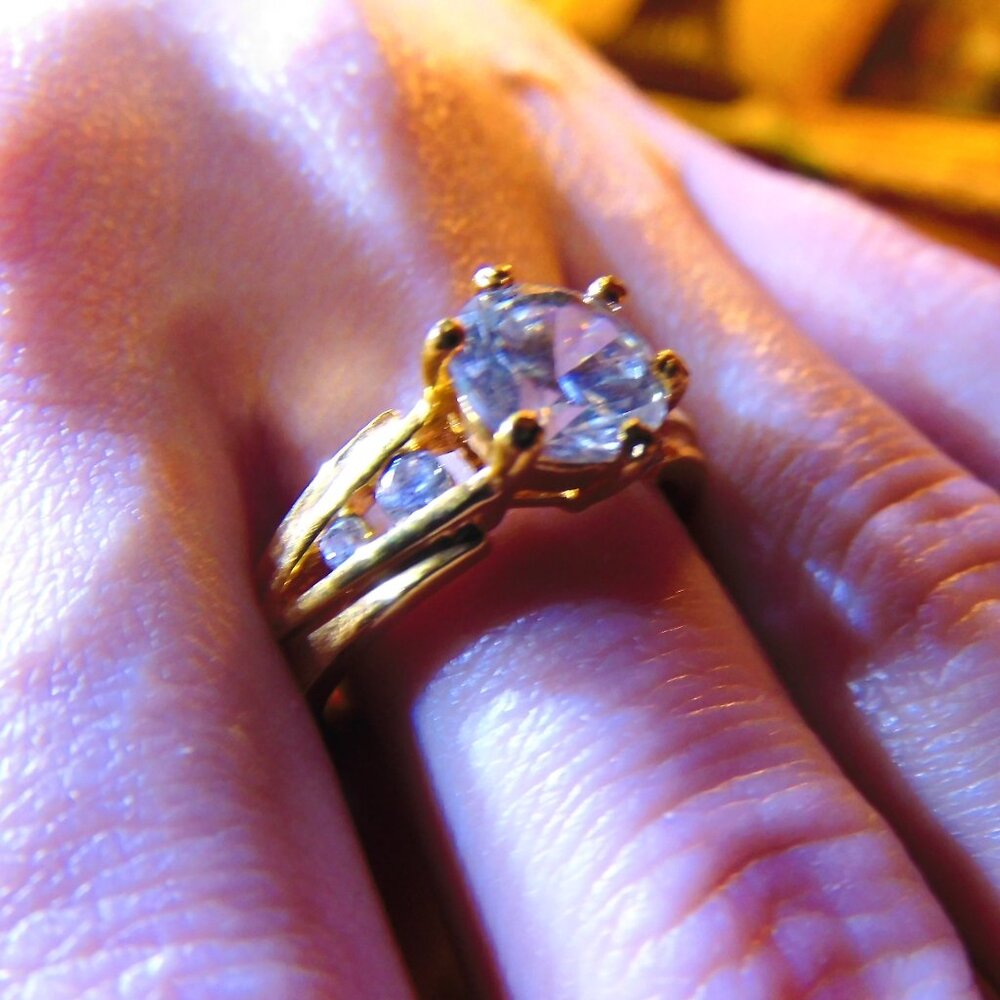 BEAUTIFUL CUBIC ZERCONIA & GOLD PLATED SOLITAIRE RING - SZ 8.5